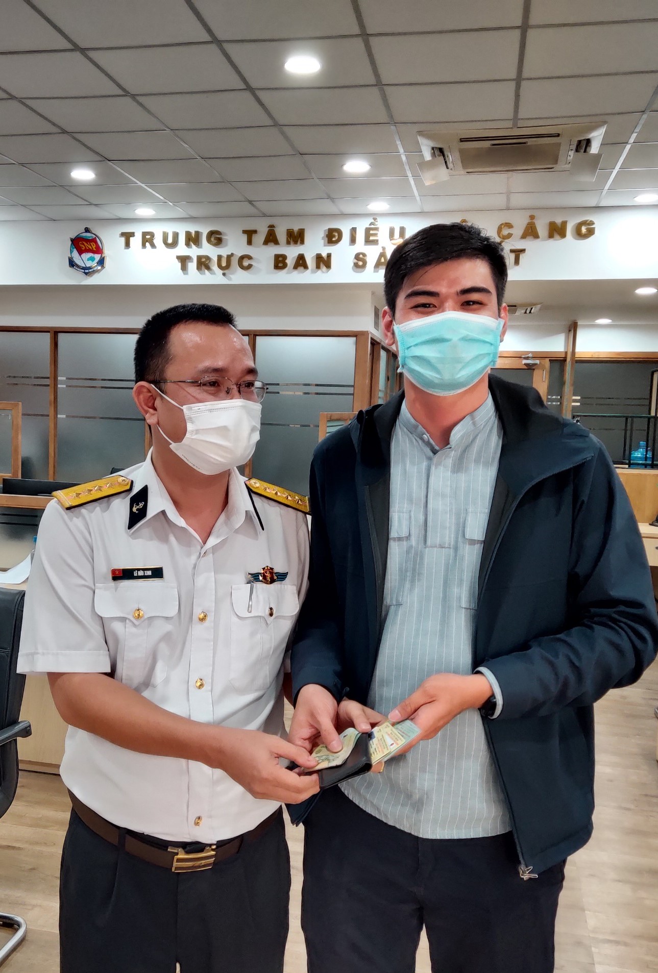 Đại uý QNCN Lê Hữu Xinh nhặt được của rơi trả lại khách hàng